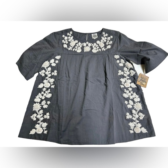 IVY JANE charcoal gray white Embroidered short sleeve flowy blouse top NWT - Picture 1 of 4